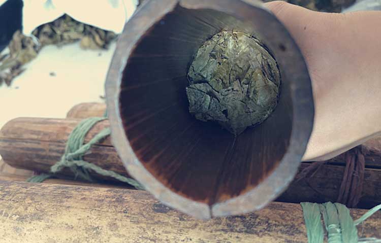 трамбовка чая в бамбуковые тубы