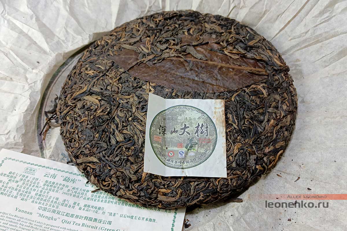 Мэнку Шэньшань Да Шу, шэн пуэр, 400 гр. 2009 г., нэйфей и большой чайный лист, впрессованный в блин Мэнку Шэньшань Да Шу, шэн пуэр, 400 гр. 2009 г., нэйфей и большой чайный лист, впрессованный в блин